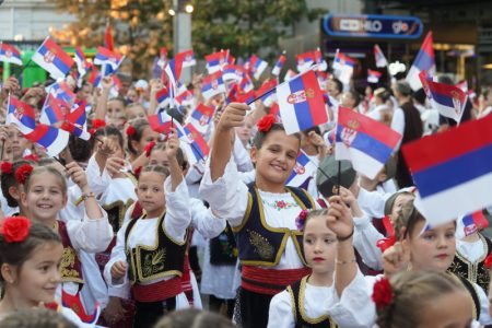 Zastave Srbije i narodne nošnje preplavile prestonicu: Više od stotinu mališana prodefilovalo Beogradom