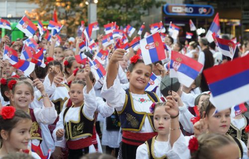 Zastave Srbije i narodne nošnje preplavile prestonicu: Više od stotinu mališana prodefilovalo Beogradom