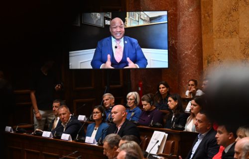 "Veoma sam zahvalan Vučiću, Tramp ne podržava progon Srba na KiM": Berns se obratio na Konferenciji u Skupštini