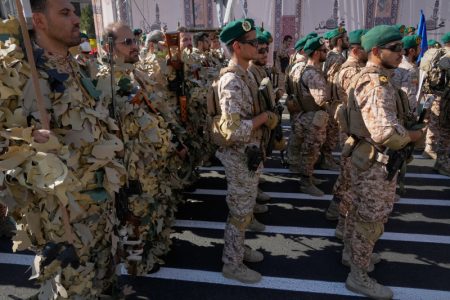 Iran počeo masovnu mobilizaciju: Cilj je 1.000 bataljona sa milion boraca, održana velika vojna parada