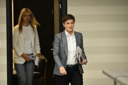 Ovo je antidemokratija: Ana Brnabić pozvala Martu Kos da pogleda izborni video studenata u blokadi
