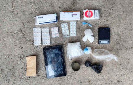 Policija upala u stan u Ćupriji: U stanu pronađeno više vrsta narkotika, uhapšen muškarac (30)