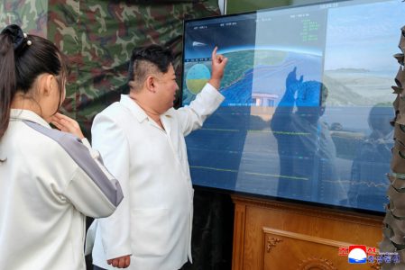 Kim testirao misterioznu crvenu raketu: Prvi put prikazan novi hipersonični projektil S. Koreje (FOTO)