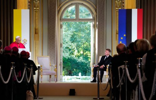 Makron ipak ide na papinu misu: Iznenadna promena plana francuskog predsednika