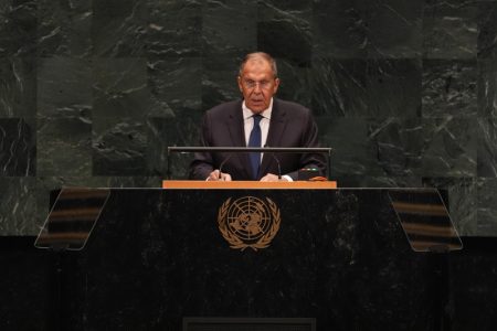 Lavrov prozvao politiku duplih standarda: Ugrožavaju živote milijardi, a teraju Srbiju da se odrekne KiM