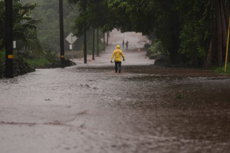 Retka “obalna oluja” razara istok SAD: Preko 100.000 ljudi bez struje, stotine letova otkazano