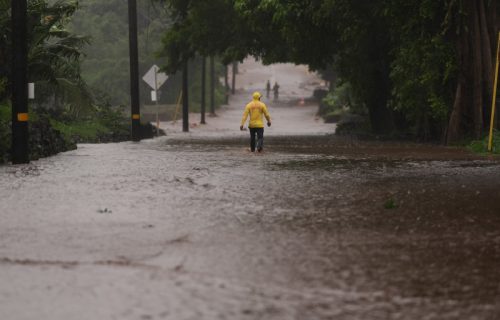 Retka "obalna oluja" razara istok SAD: Preko 100.000 ljudi bez struje, stotine letova otkazano
