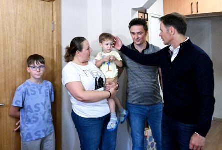 Mali posetio porodicu Ćećez sa četvoro maloletne dece u Borči: “Država pruža podršku građanima”