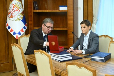 Vučić predao dužnost i predmete predsednici Skupštine: “Srbija više neće imati ovakvog predsednika”