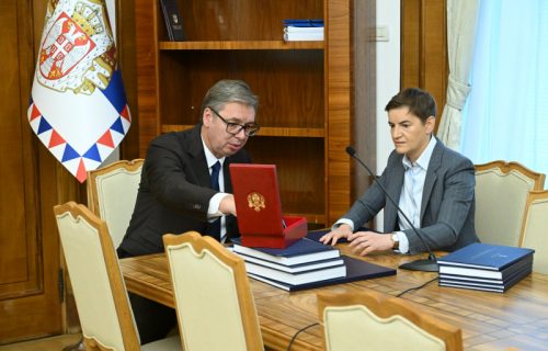 Vučić predao dužnost i predmete predsednici Skupštine: "Srbija više neće imati ovakvog predsednika"