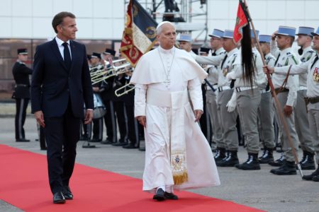 Papa Lav XIV završio posetu Francuskoj: Pred 35.000 ljudi uputio snažnu poruku Evropi