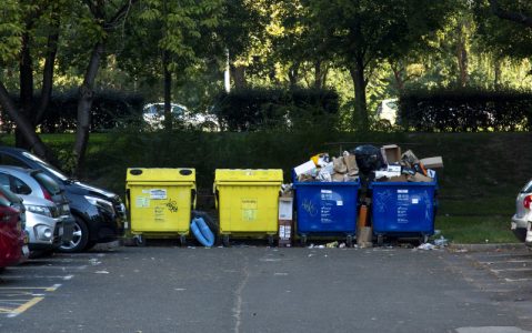 Treći dan štrajka u Zagrebu: Tramvaji i autobusi gotovo ne voze, ulice zatrpane smećem