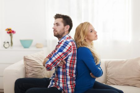 Zašto nas ignorisanje boli više od svađe? Psiholozi otkrili šta tišina radi našem mozgu