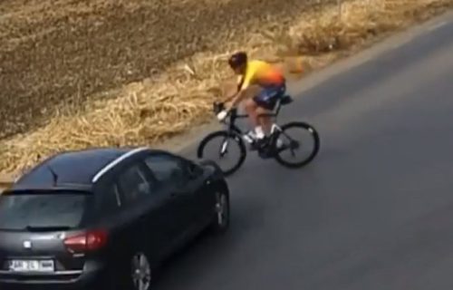 Zašto je to uradio? Jeziv snimak iz srpskog komšiluka, biciklista poleteo u vazduh nakon što je pokošen