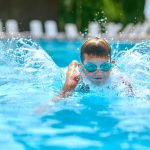 Deca koja rano nauče da plivaju, čitaju i računaju bolje od vršnjaka