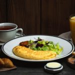 Omlet, kakav nikada niste probali: Hrskav, sa krompirom i mocarelom (RECEPT+VIDEO)