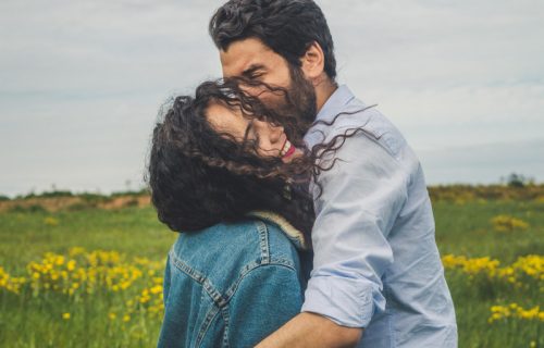 Zašto neke veze postanu intenzivne već posle nekoliko dana? Psihologija otkriva šta ubrzava bliskost