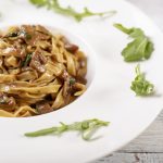 Pasta sa karamelizovanim smokvama, lešnicima i dve vrste sira: Zavodljiva i egzotična (RECEPT+VIDEO)