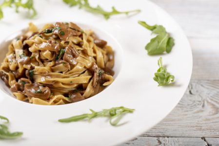 Pasta sa karamelizovanim smokvama, lešnicima i dve vrste sira: Zavodljiva i egzotična (RECEPT+VIDEO)