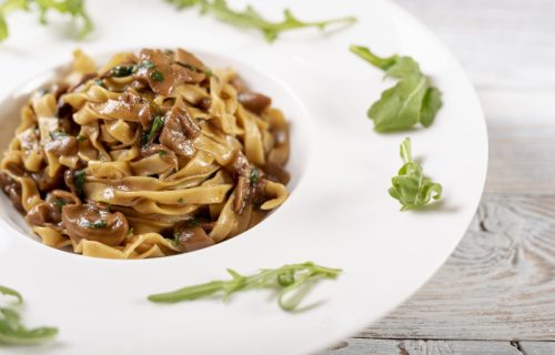 Pasta sa karamelizovanim smokvama, lešnicima i dve vrste sira: Zavodljiva i egzotična (RECEPT+VIDEO)