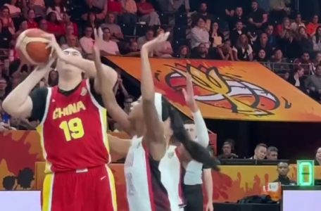 Čudo prirode zapalilo Mundobasket: Kineskinja (19) visinom šokirala svet, ona je devojka džin (VIDEO)