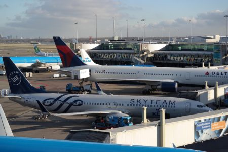 Novi haos na aerodromu u Lajpcigu: Auto navodno probio ogradu i uleteo u prostor sa transportnim avionima