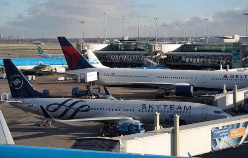 Novi haos na aerodromu u Lajpcigu: Auto navodno probio ogradu i uleteo u prostor sa transportnim avionima