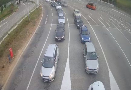 Stanje na granicama: Teretnjaci čekaju po četiri sata, evo gde su najveće gužve za putnička vozila