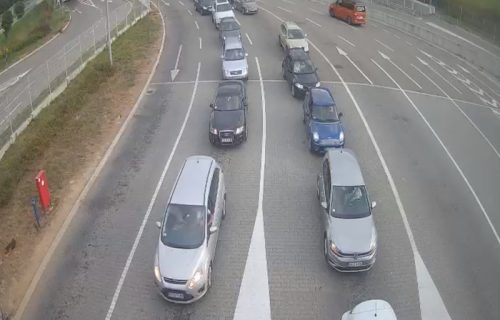 Stanje na granicama: Teretnjaci čekaju po četiri sata, evo gde su najveće gužve za putnička vozila