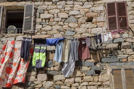 U ovom gradu uvode zabranu sušenja veša na balkonu: Ko prekrši pravilo, sledi kazna