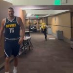 Jokić gađao maskotu: Denver počeo pripreme, a Roki ga odmah iznervirao (VIDEO)