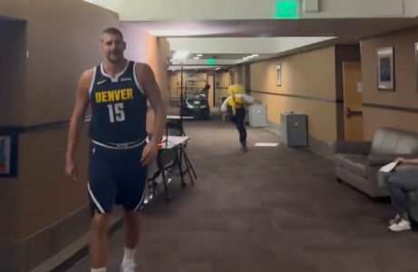 Jokić gađao maskotu: Denver počeo pripreme, a Roki ga odmah iznervirao (VIDEO)