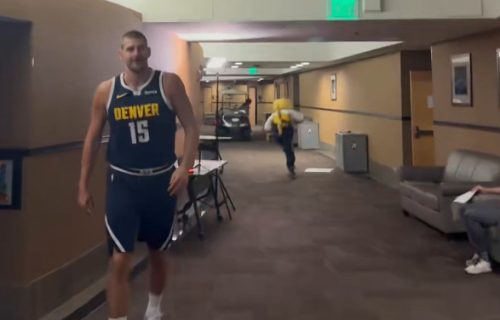 Jokić gađao maskotu: Denver počeo pripreme, a Roki ga odmah iznervirao (VIDEO)
