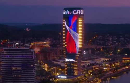 Kula Beograd zasijala u bojama srpske trobojke povodom Dana srpskog jedinstva (VIDEO)