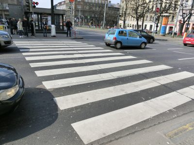 Nova pravila za pešake u Italiji: Ova navika mogla bi skupo da vas košta, kazne najmanje 75 evra