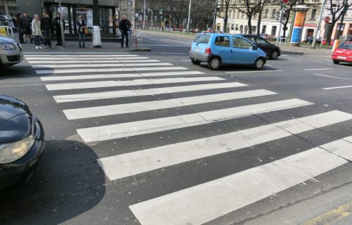 Nova pravila za pešake u Italiji: Ova navika mogla bi skupo da vas košta, kazne najmanje 75 evra
