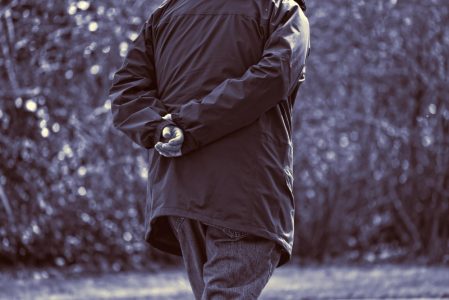 Hodate sa rukama iza leđa? Psiholozi otkrivaju šta ovaj položaj može da znači