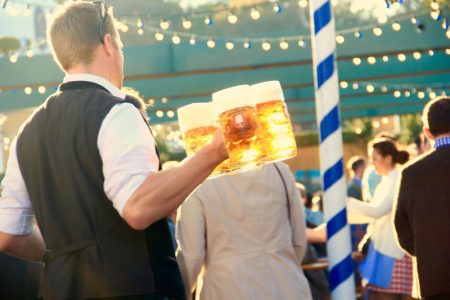 Koliko košta “Oktoberfest” 2026? Ovo su cene piva, hrane i vožnje luna parkom