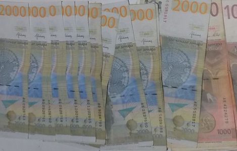 Obijao automobile po Nišu, pa krao telefone i kartice: Oštećeno osam vozila, osumnjičeni uhapšen