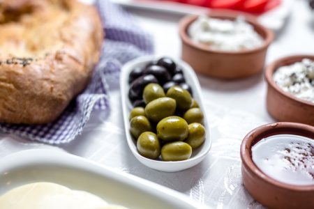 Brzi rolat od sira: Bez pečenja, gotov za desetak minuta (RECEPT+VIDEO)