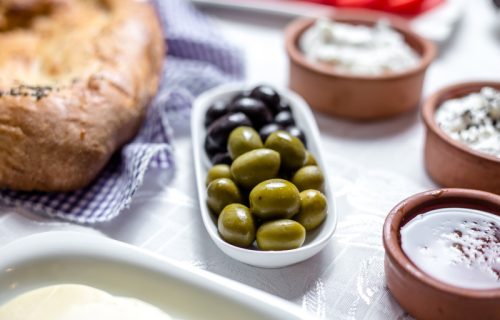 Brzi rolat od sira: Bez pečenja, gotov za desetak minuta (RECEPT+VIDEO)