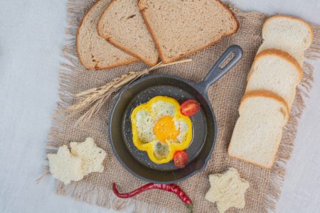 Omlet u obliku cvetova od paradajza: Doručak može da bude sladak i jednostavan (RECEPT+VIDEO)