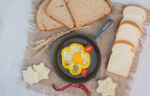 Omlet u obliku cvetova od paradajza: Doručak može da bude sladak i jednostavan (RECEPT+VIDEO)