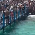 Šok scene sa omiljene destinacije u Grčkoj: "Desant" turista preplavio plažu, jedva je moguće probiti se