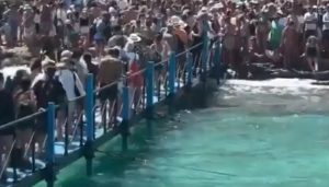 Šok scene sa omiljene destinacije u Grčkoj: “Desant” turista preplavio plažu, jedva je moguće probiti se