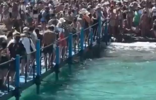 Šok scene sa omiljene destinacije u Grčkoj: "Desant" turista preplavio plažu, jedva je moguće probiti se