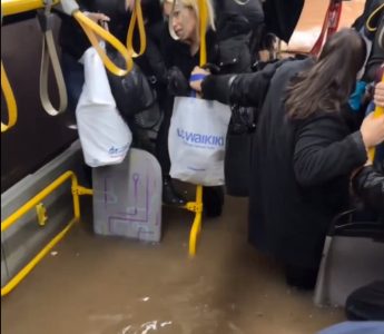 Potop i klizišta u Turskoj: Stižu neverovatni snimci, pod vodom ulice i javni prevoz sa sve putnicima