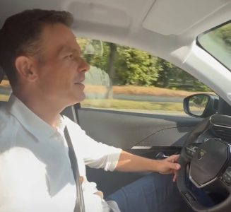 Mali kolima svratio po čokolade, pa obišao porodicu Ristić: Dočekali ga uz posluženje i čvarke (VIDEO)