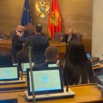 Haos u Skupštini Crne Gore: Nije održana sednica za smenu Mandića, opozicija besni i pominje "četnike"