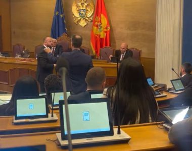 Haos u Skupštini Crne Gore: Nije održana sednica za smenu Mandića, opozicija besni i pominje “četnike”